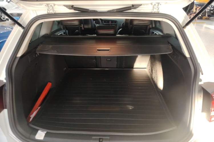 Used Volkswagen Golf 2019 1.8TSI Travel Edition Trunk