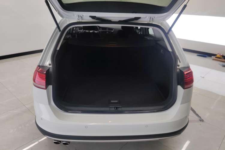 Used Volkswagen Golf 2019 1.8TSI Travel Edition Trunk
