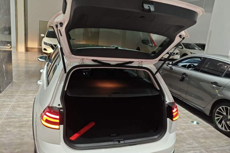 Used Volkswagen Golf 2019 1.8TSI Travel Edition Trunk