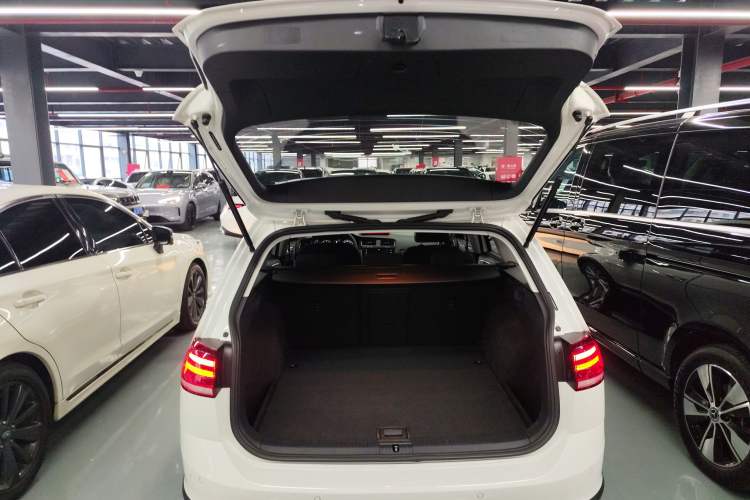 Used Volkswagen Golf 2019 1.8TSI Travel Edition Trunk