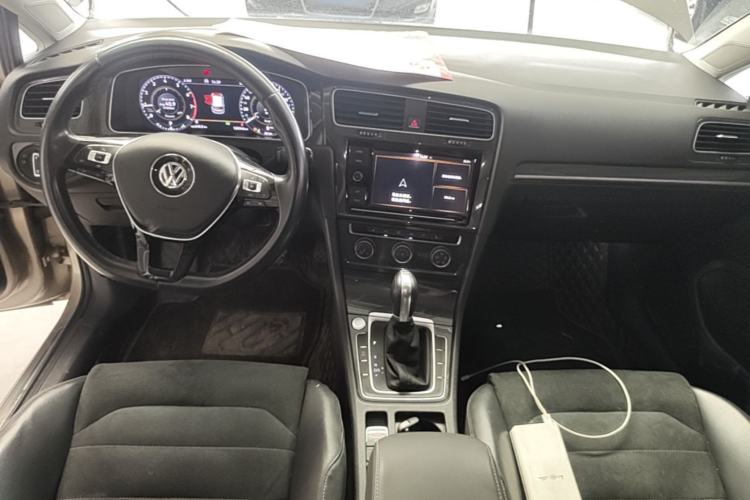 Used Volkswagen Golf 2019 280TSI DSG Luxury Version China VI Standard Center Console