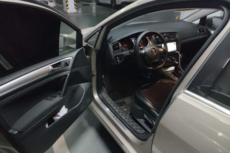 Used Volkswagen Golf 2019 200TSI DSG Comfort & Ambition Edition China VI Standard Driver Seat