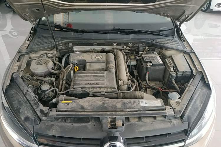 Used Volkswagen Golf 2019 200TSI DSG Comfort Version China VI Standard Engine Bay