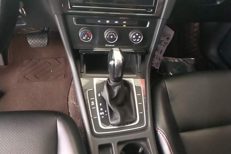 Used Volkswagen Golf 2019 200TSI DSG Comfort Version China VI Standard Gear Lever