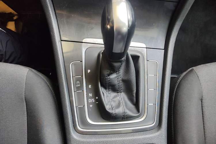 Used Volkswagen Golf 2019 200TSI DSG Comfort & Ambition Edition China VI Standard Gear Lever