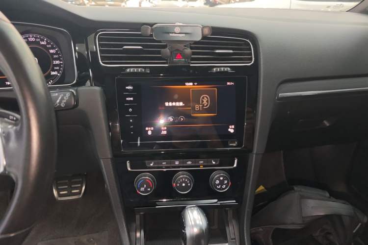 Used Volkswagen Golf 2020 280TSI DSG R-Line Version Audio And AC Panel