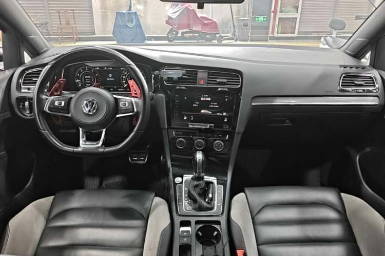 Used Volkswagen Golf 2020 Charming Edition 280TSI DSG R-Line Center Console