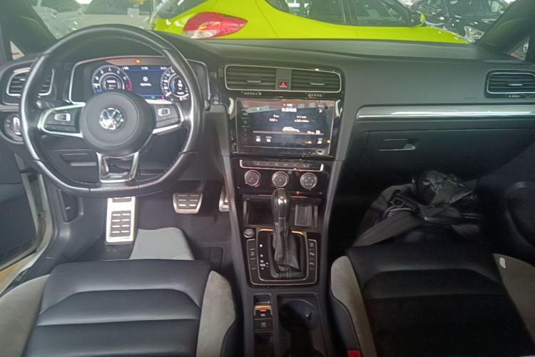 Used Volkswagen Golf 2020 Charming Edition 280TSI DSG R-Line Center Console