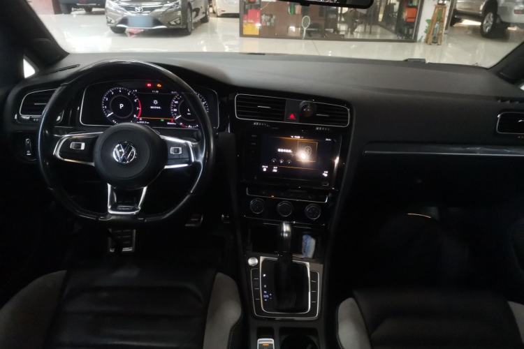 Used Volkswagen Golf 2020 Charming Edition 280TSI DSG R-Line Center Console