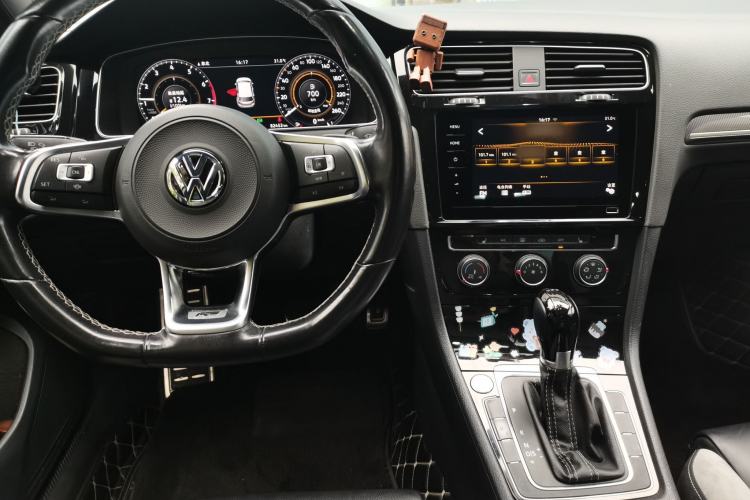 Used Volkswagen Golf 2020 Charming Edition 280TSI DSG R-Line Center Console
