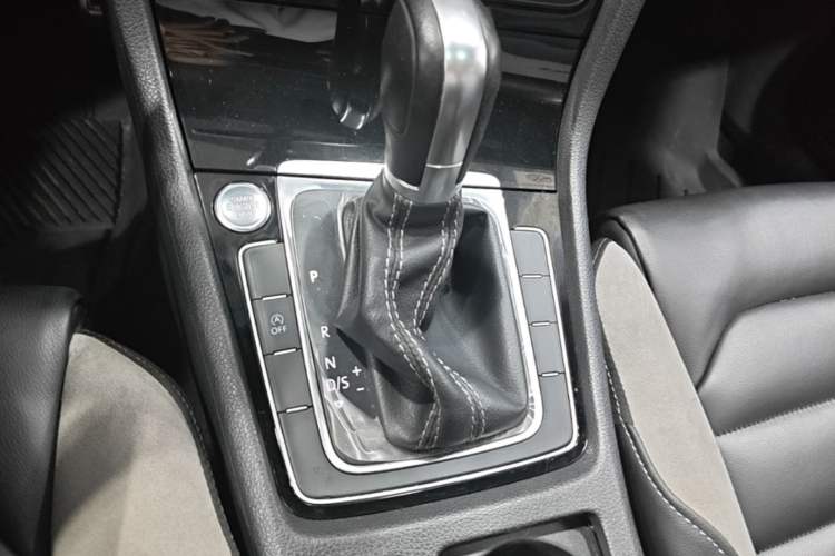 Used Volkswagen Golf 2020 Charming Edition 280TSI DSG R-Line Gear Lever