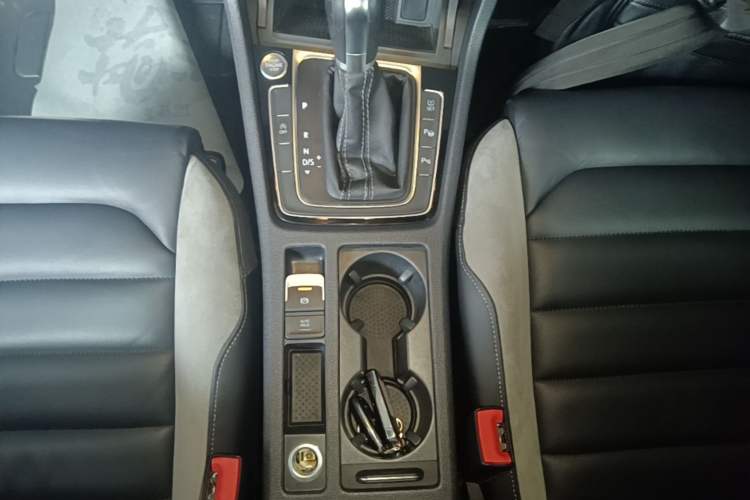 Used Volkswagen Golf 2020 Charming Edition 280TSI DSG R-Line Gear Lever
