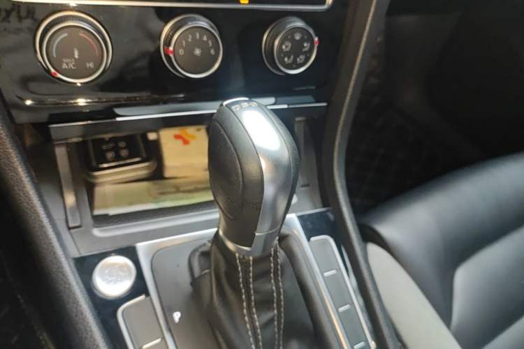 Used Volkswagen Golf 2020 Charming Edition 280TSI DSG R-Line Gear Lever
