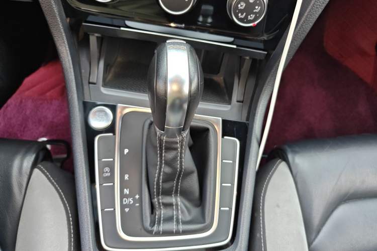 Used Volkswagen Golf 2020 Charming Edition 280TSI DSG R-Line Gear Lever