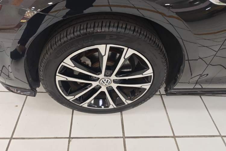 Used Volkswagen Golf 2020 280TSI DSG R-Line Version Left Front Wheel Hub