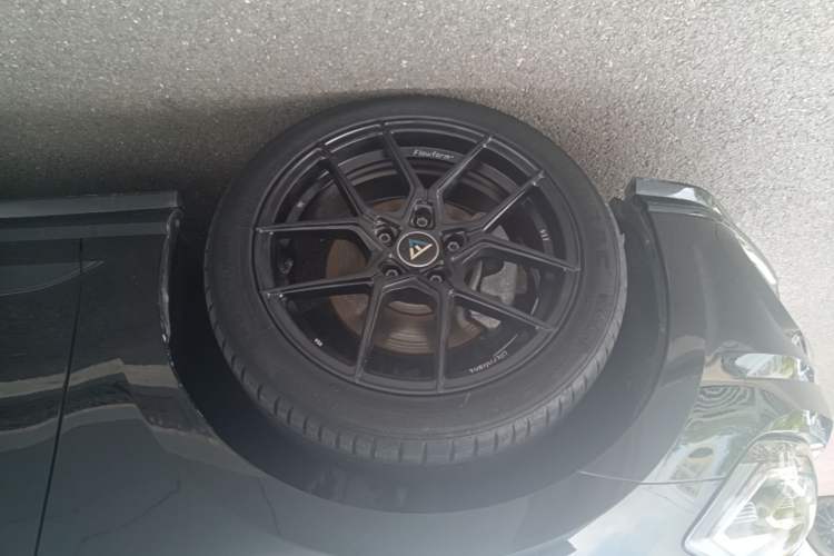 Used Volkswagen Golf 2020 Charming Edition 280TSI DSG R-Line Left Front Wheel Hub