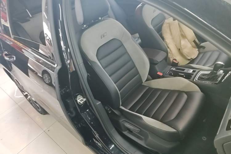 Used Volkswagen Golf 2020 Charming Edition 280TSI DSG R-Line Right Front Seat