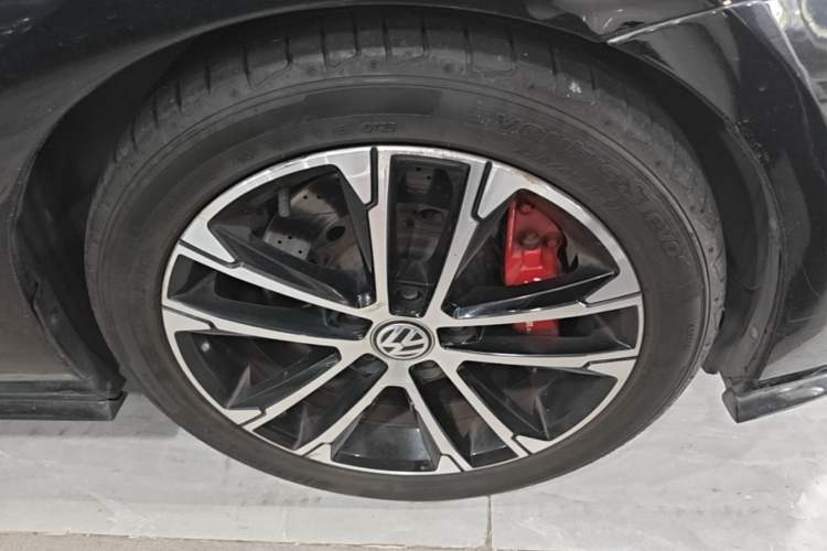 Used Volkswagen Golf 2020 Charming Edition 280TSI DSG R-Line Right Front Wheel Hub