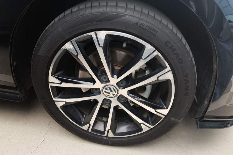 Used Volkswagen Golf 2020 Charming Edition 280TSI DSG R-Line Right Front Wheel Hub