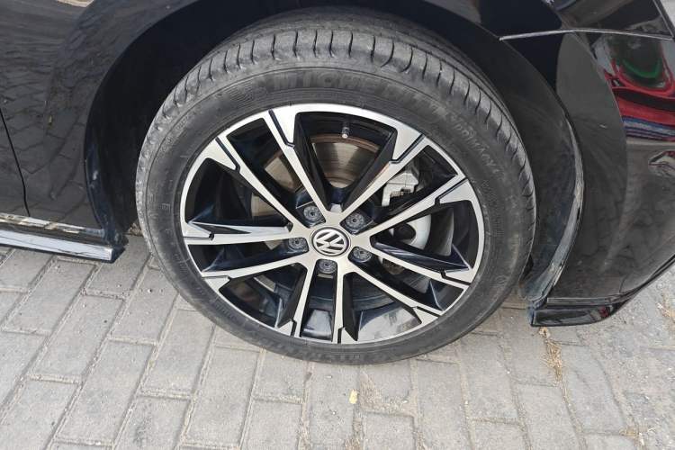 Used Volkswagen Golf 2020 Charming Edition 280TSI DSG R-Line Right Front Wheel Hub