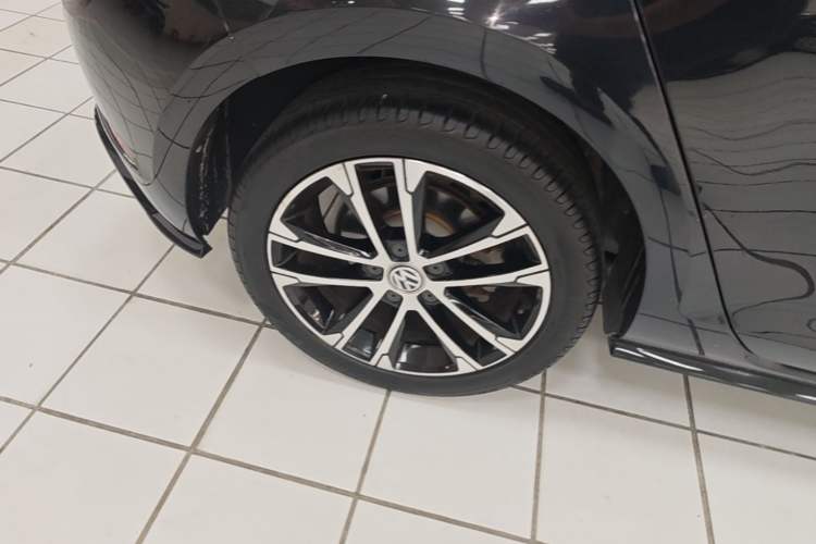 Used Volkswagen Golf 2020 280TSI DSG R-Line Version Right Rear Wheel Hub