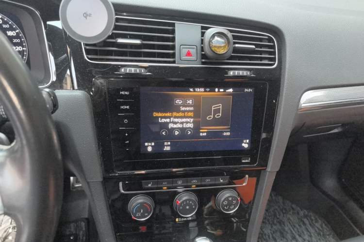 Used Volkswagen Golf 2020 280TSI DSG R-Line Version Audio And AC Panel