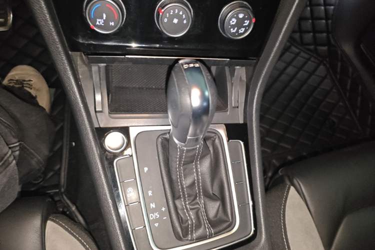 Used Volkswagen Golf 2020 Charming Edition 280TSI DSG R-Line Gear Lever