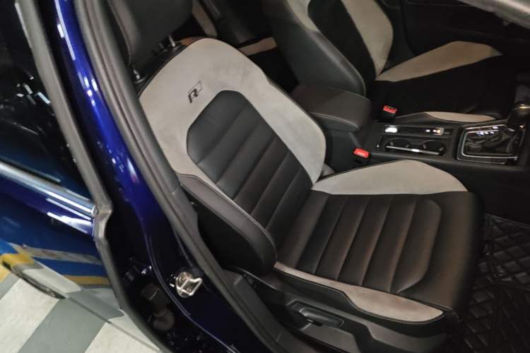 Used Volkswagen Golf 2020 Charming Edition 280TSI DSG R-Line Right Front Seat