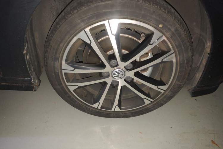 Used Volkswagen Golf 2020 Charming Edition 280TSI DSG R-Line Right Front Wheel Hub