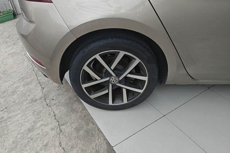 Used Volkswagen Golf 2020 Zhiai Edition 280TSI DSG Comfort Model Right Rear Wheel Hub