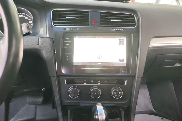 Used Volkswagen Golf 2020 Zhiai Edition 280TSI DSG Comfort Model Audio And AC Panel