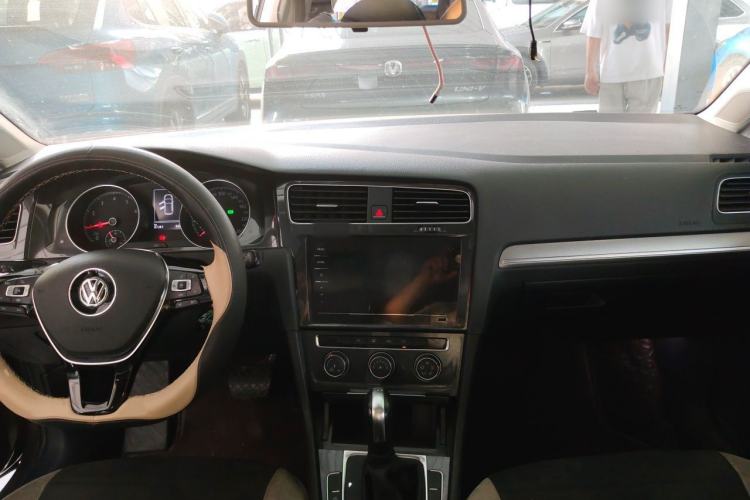 Used Volkswagen Golf 2020 280TSI DSG Comfort Version Center Console