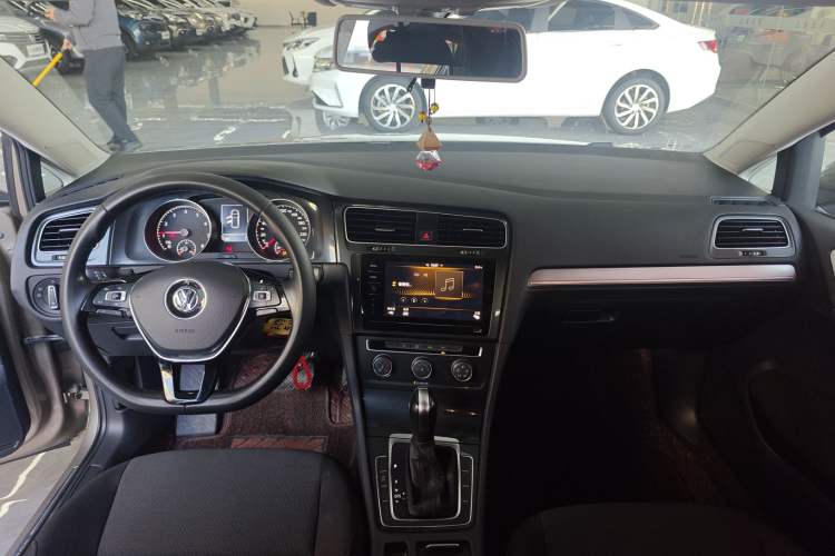 Used Volkswagen Golf 2020 200TSI DSG Comfortable and Ambitious Edition Center Console
