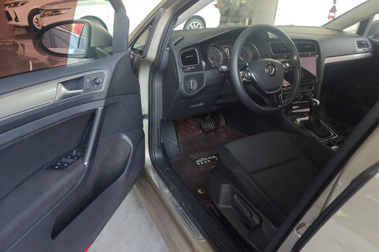 Used Volkswagen Golf 2020 200TSI DSG Comfortable and Ambitious Edition Driver Seat