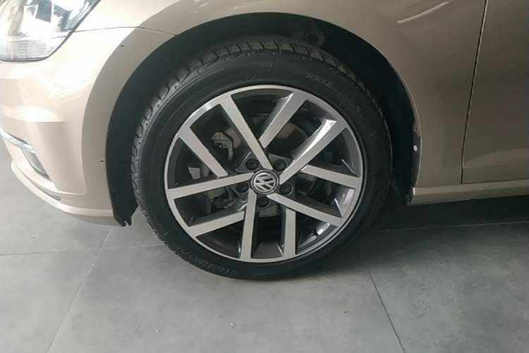 Used Volkswagen Golf 2020 Zhiai Edition 280TSI DSG Comfort Model Left Front Wheel Hub