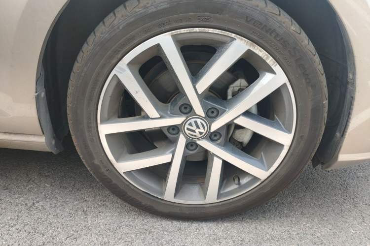 Used Volkswagen Golf 2020 Zhiai Edition 280TSI DSG Comfort Model Right Front Wheel Hub