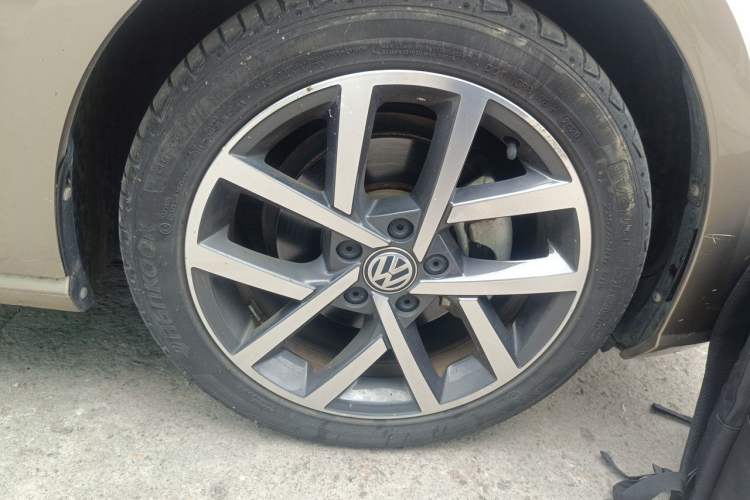 Used Volkswagen Golf 2020 Zhiai Edition 280TSI DSG Comfort Model Right Front Wheel Hub