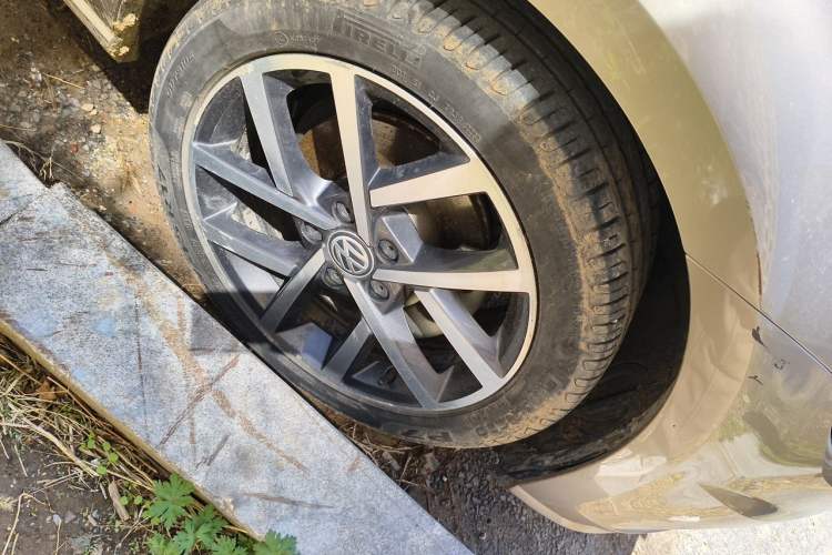 Used Volkswagen Golf 2020 Zhiai Edition 280TSI DSG Comfort Model Right Front Wheel Hub
