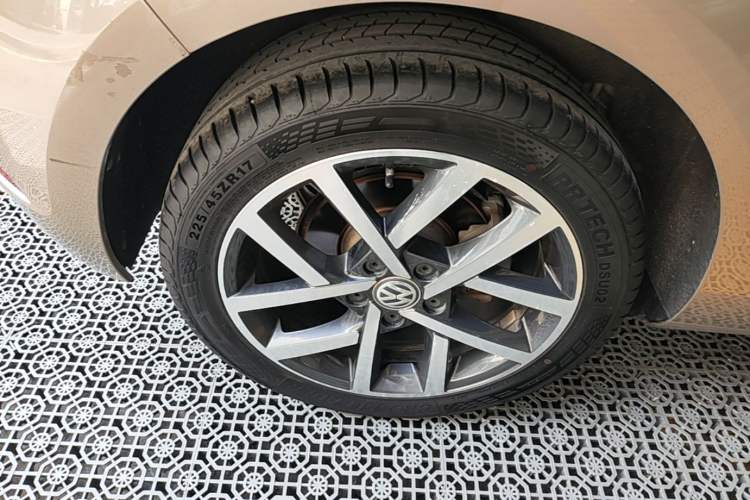 Used Volkswagen Golf 2020 Zhiai Edition 280TSI DSG Comfort Model Right Rear Wheel Hub