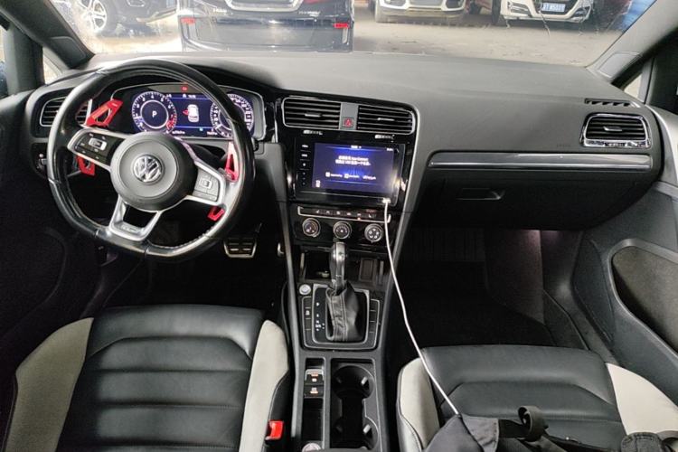 Used Volkswagen Golf 2020 Charming Edition 280TSI DSG R-Line Center Console