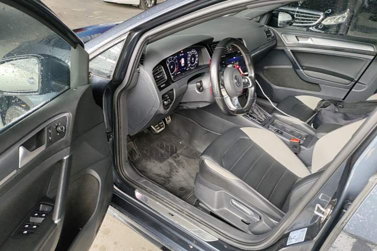 Used Volkswagen Golf 2020 Charming Edition 280TSI DSG R-Line Driver Seat