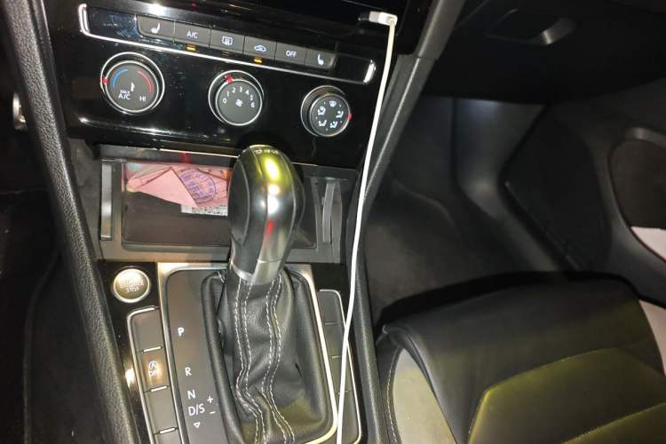 Used Volkswagen Golf 2020 Charming Edition 280TSI DSG R-Line Gear Lever