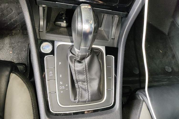 Used Volkswagen Golf 2020 Charming Edition 280TSI DSG R-Line Gear Lever
