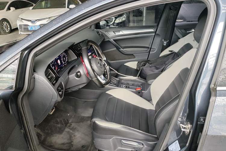 Used Volkswagen Golf 2020 Charming Edition 280TSI DSG R-Line Left Front Seat
