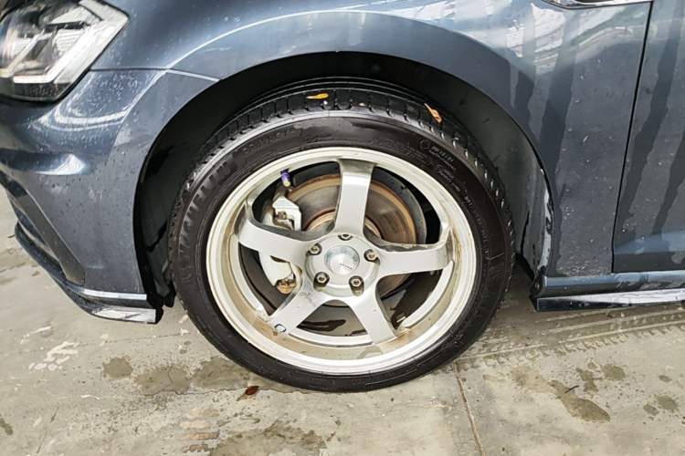 Used Volkswagen Golf 2020 Charming Edition 280TSI DSG R-Line Left Front Wheel Hub