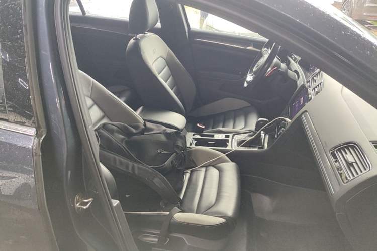 Used Volkswagen Golf 2020 Charming Edition 280TSI DSG R-Line Right Front Seat