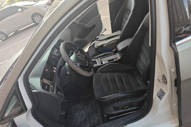 Used Volkswagen Golf 2020 280TSI DSG Luxury Edition Left Front Seat