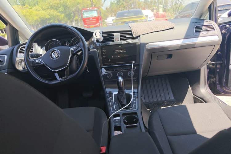 Used Volkswagen Golf 2020 200TSI DSG Comfortable and Ambitious Edition Center Console
