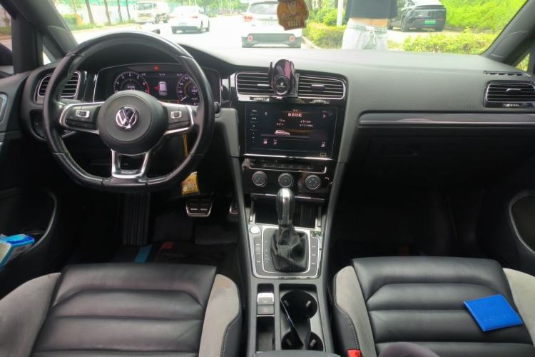 Used Volkswagen Golf 2020 Charming Edition 280TSI DSG R-Line Center Console