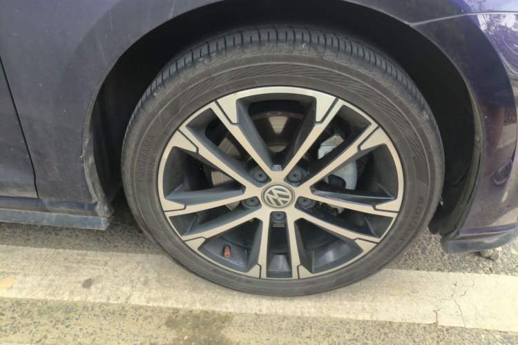 Used Volkswagen Golf 2020 Charming Edition 280TSI DSG R-Line Right Front Wheel Hub